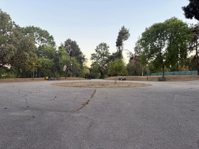 The report of the week. In what country we live in. What does King Mihai I Park, former Herastrau, one of the oldest parks in Bucharest, look like, in which whole generations have been: broken and irreplaceable banks for years, surprised alleys, steps and missing trash cans, dry grass and garbage thrown on the lake and in the lake.